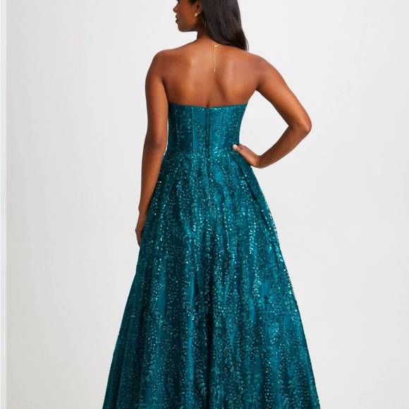 Elegant Teal Strapless Evening Gown with Corset Detail - Picture 4 of 6